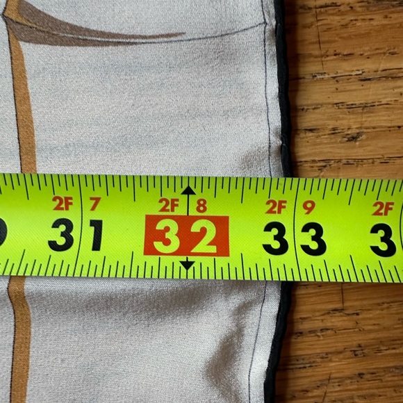 Vintage Fendi silk scarf roosters hand rolled - Picture 8 of 8